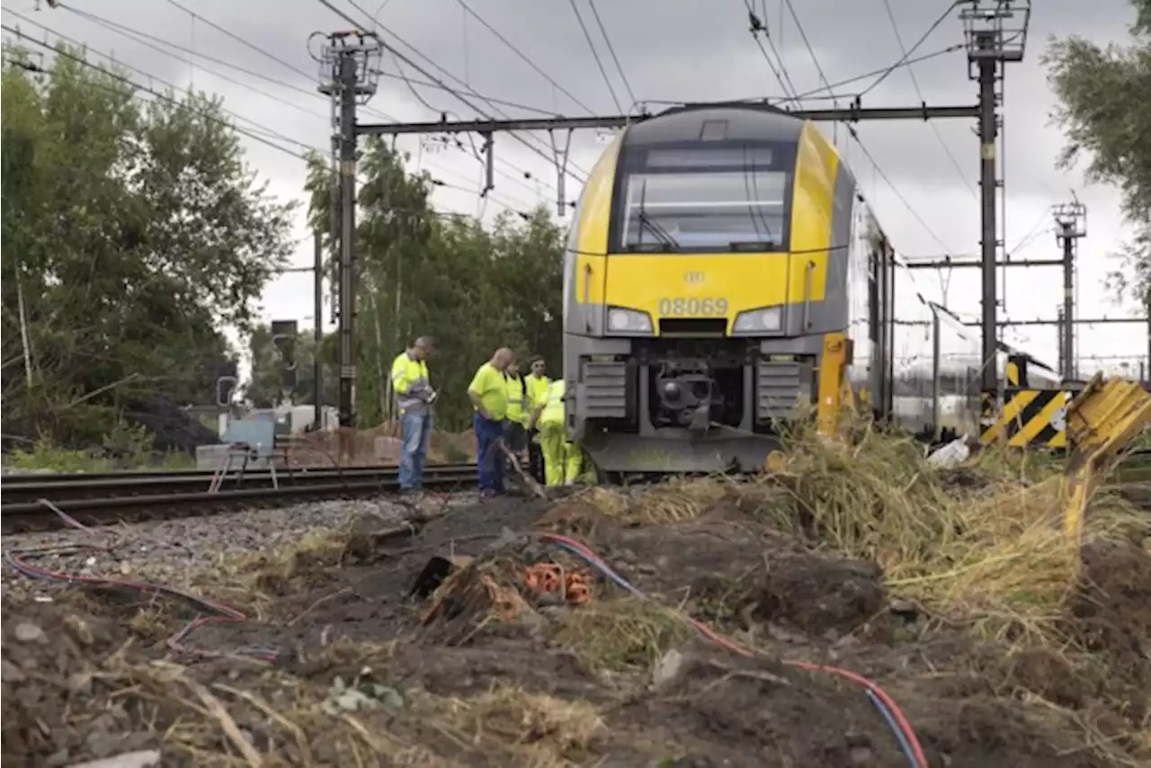 Trein met 500 reizigers geëvacueerd in Merksem door technisch probleem