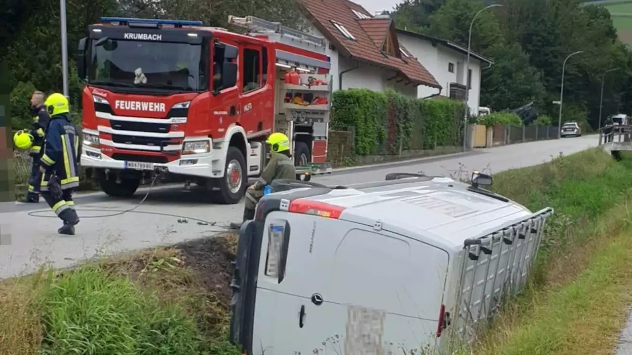 Kleintransporter landete im Bachbett