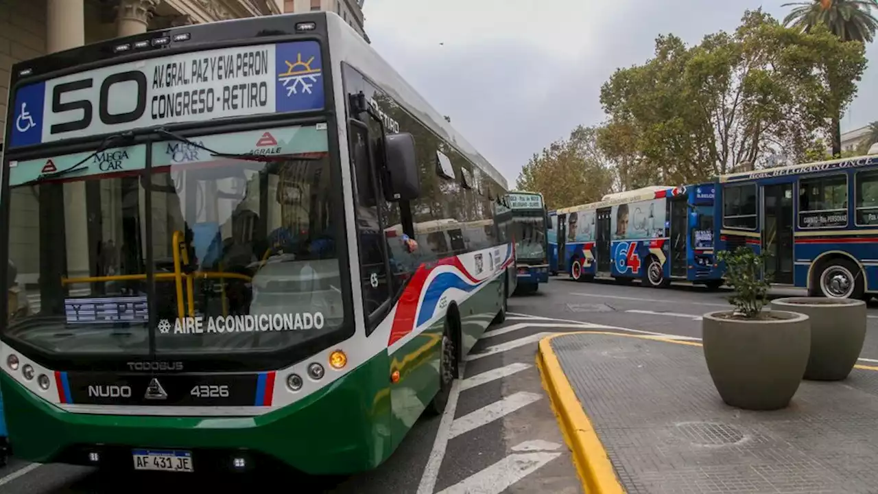 ¿Se suspende el aumento en la tarifa de colectivos y trenes en septiembre?