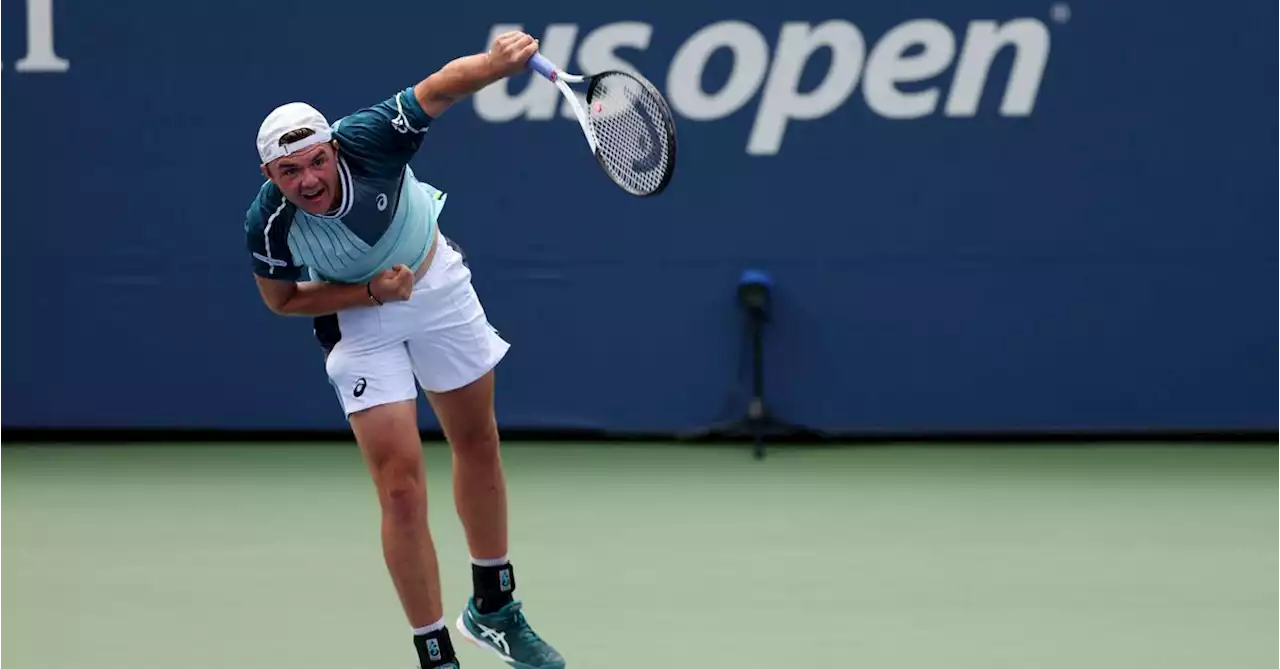 Stricker stuns Tsitsipas in five-set thriller to reach third round