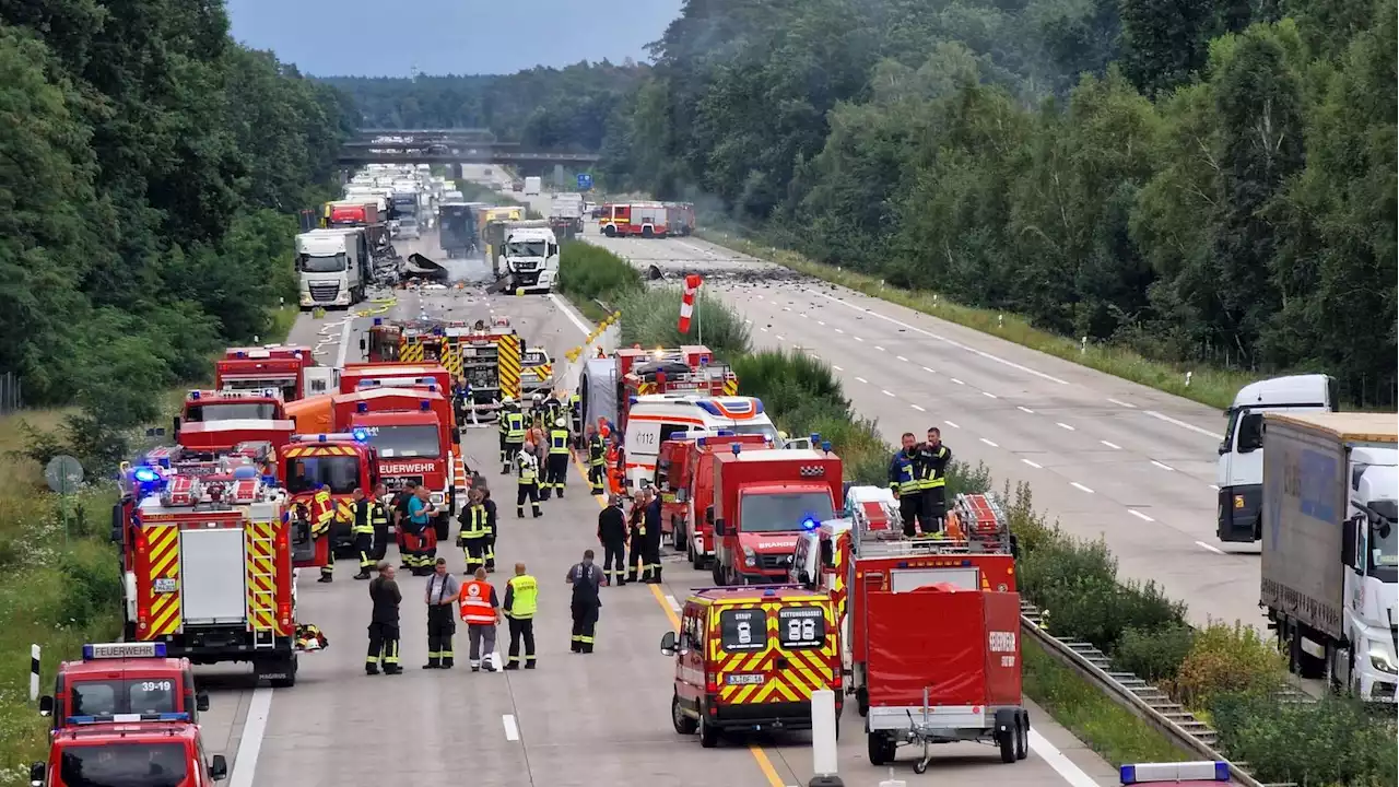 A2 bleibt nach Unfall gesperrt: Weitere Explosionen möglich