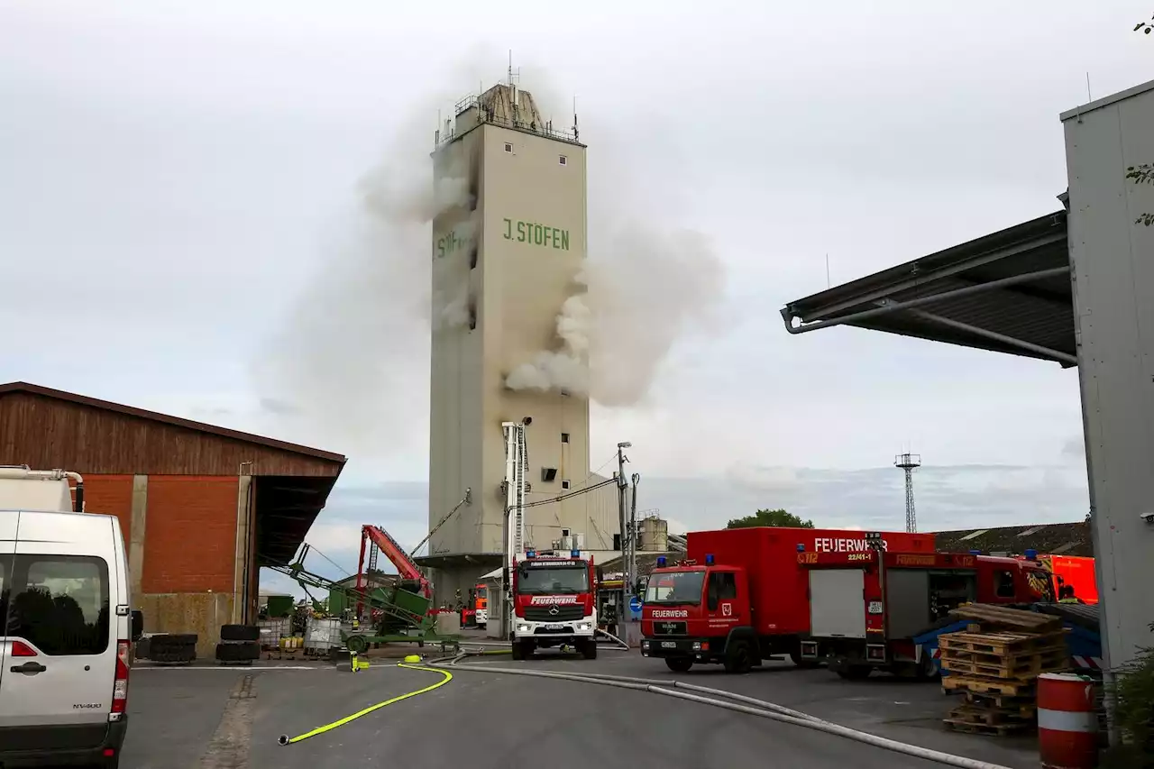 Feuerwehr gelingt Abkühlung des in Brand geratenen Silos