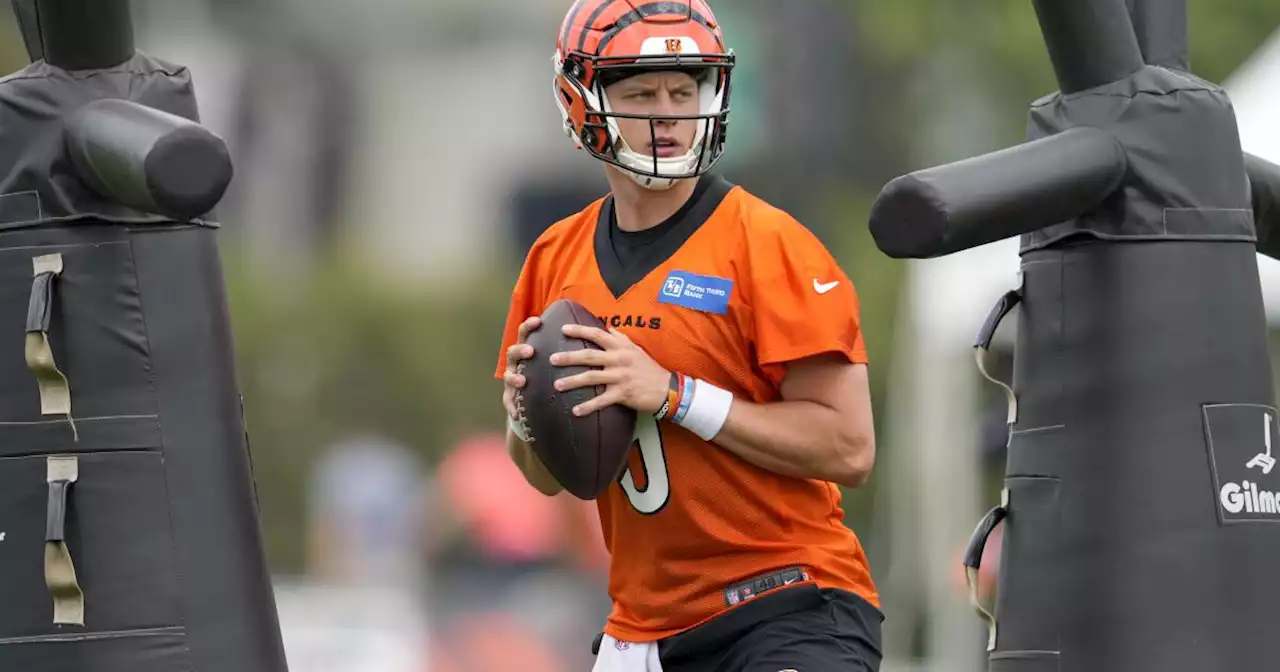 Burrow vuelve a entrenar con Bengals un mes después de lesionarse