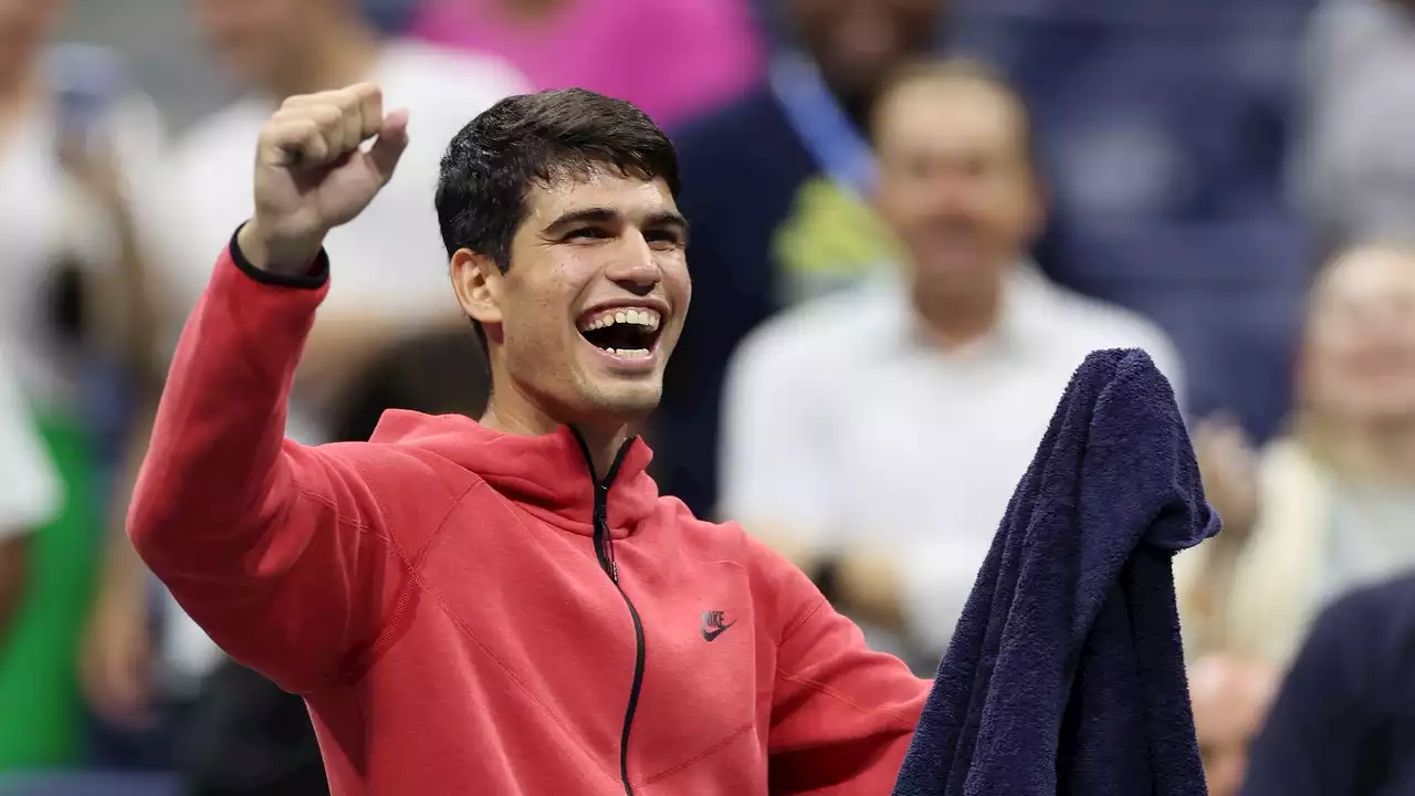 Carlos Alcaraz canta 'Vagabundo' de Sebastian Yatra festejando su debut en el US Open