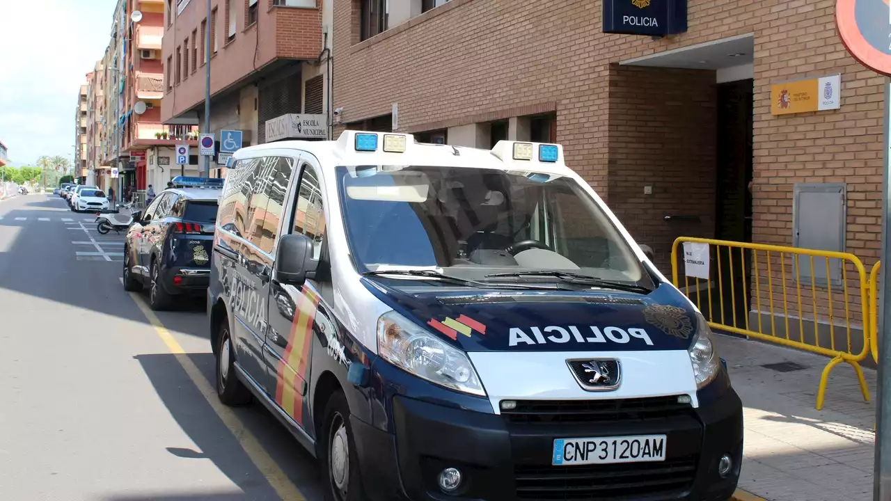 Un hombre armado se atrinchera en una vivienda con rehenes en Alzira, Valencia