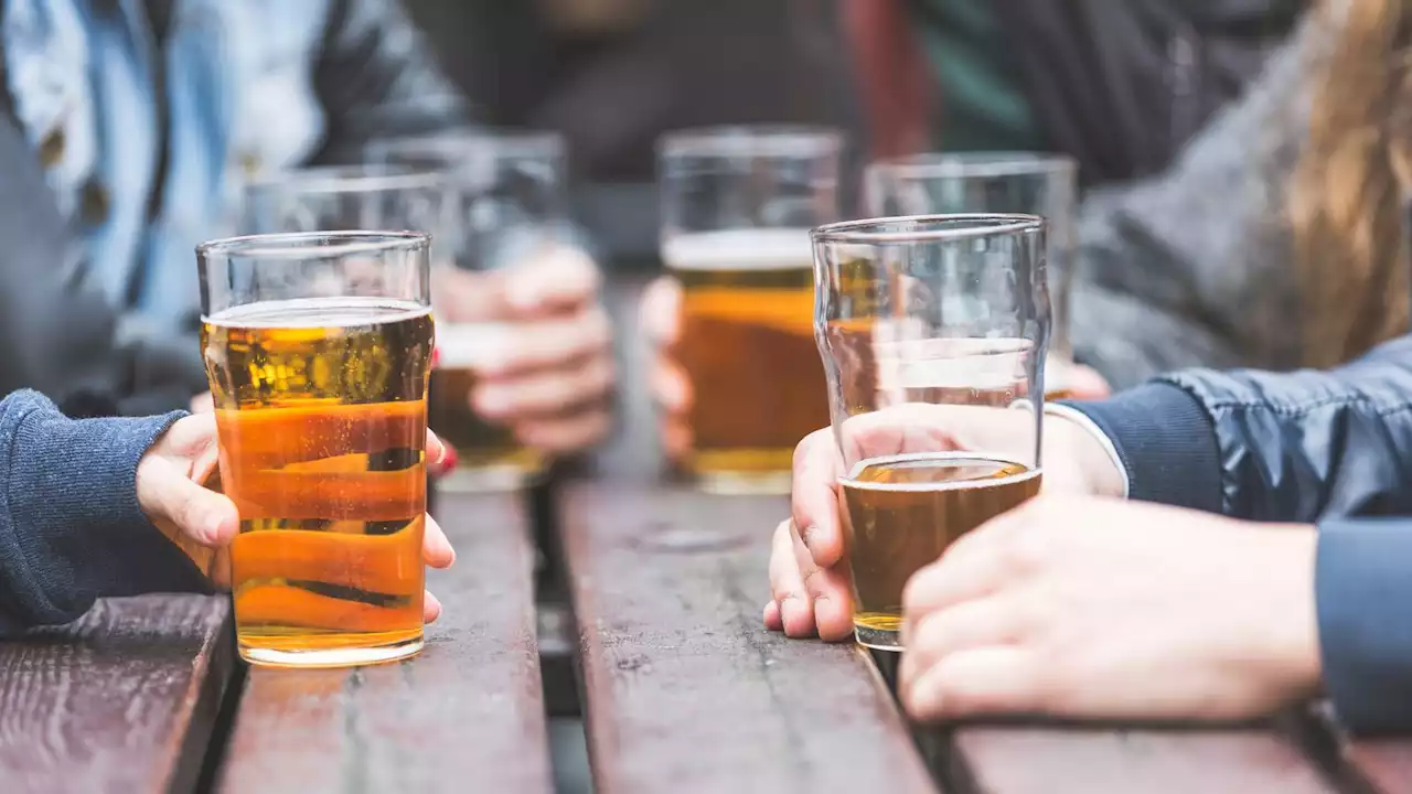 Drinking alcohol does not actually make people look more attractive, study suggests