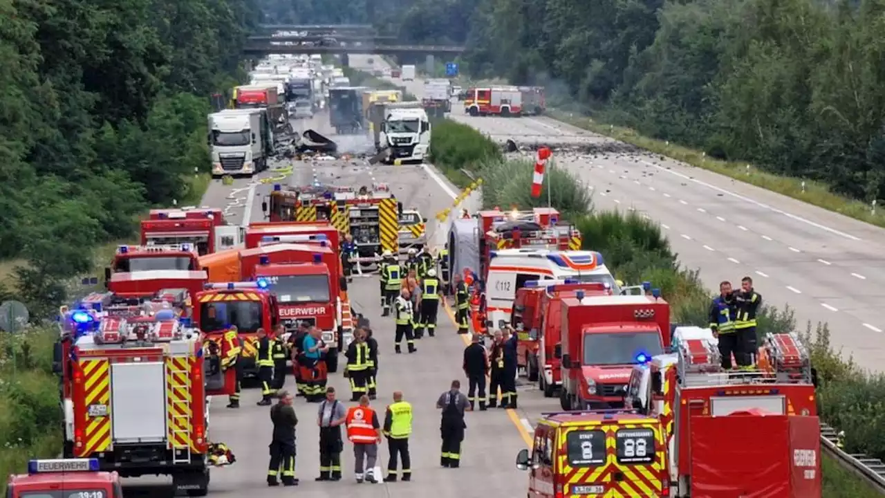 A2 bleibt nach Unfall gesperrt: Weitere Explosionen möglich