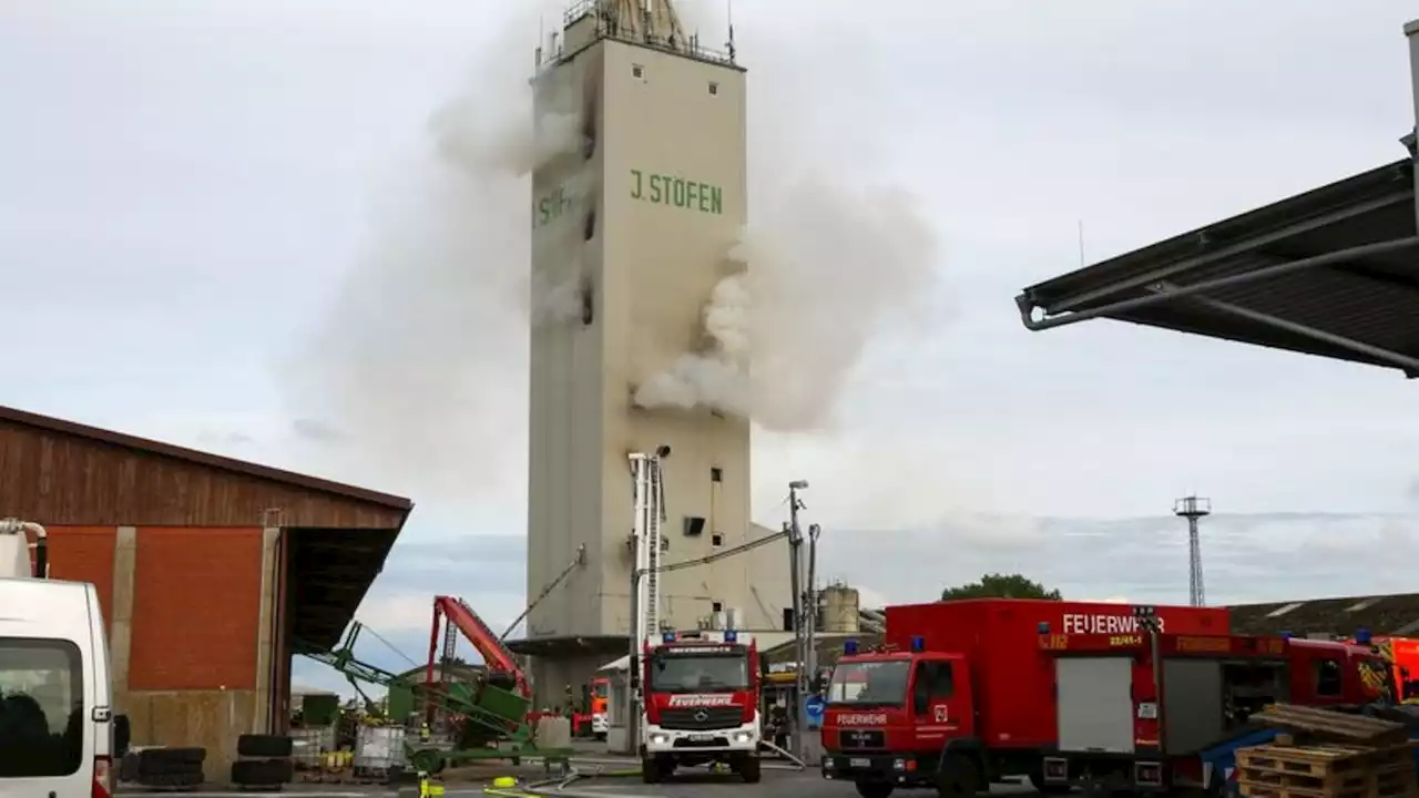 Feuerwehr gelingt Abkühlung des in Brand geratenen Silos