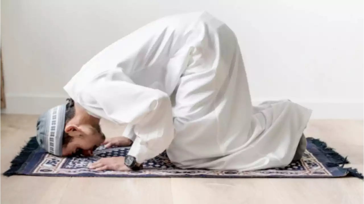 Bacaan Sholat Isya 4 Rakaat dari Niat Sampai Salam Lengkap