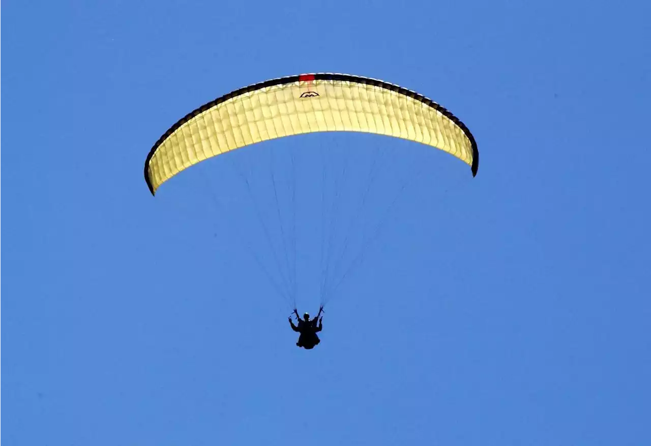 Accident spectaculaire dans les Landes : un parapentiste chute de plusieurs mètres sur une plage de Capbreton