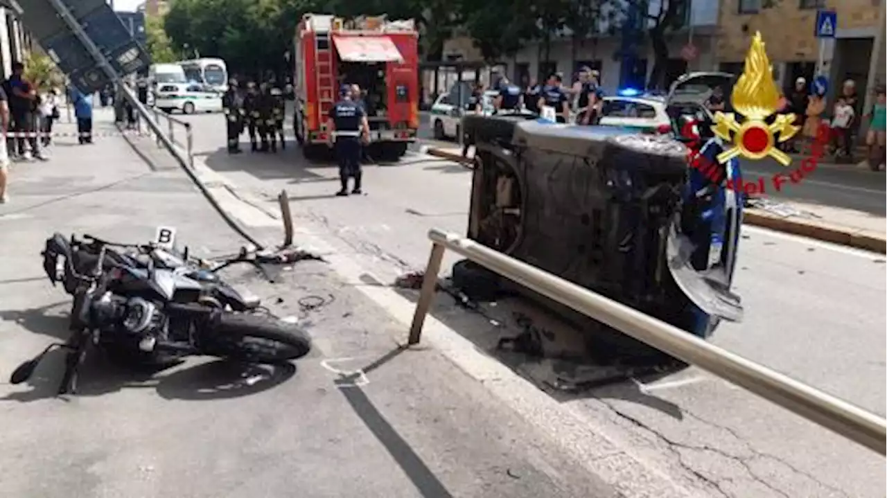 Milano, un'auto si ribalta e travolge una bici. Ciclista in codice rosso