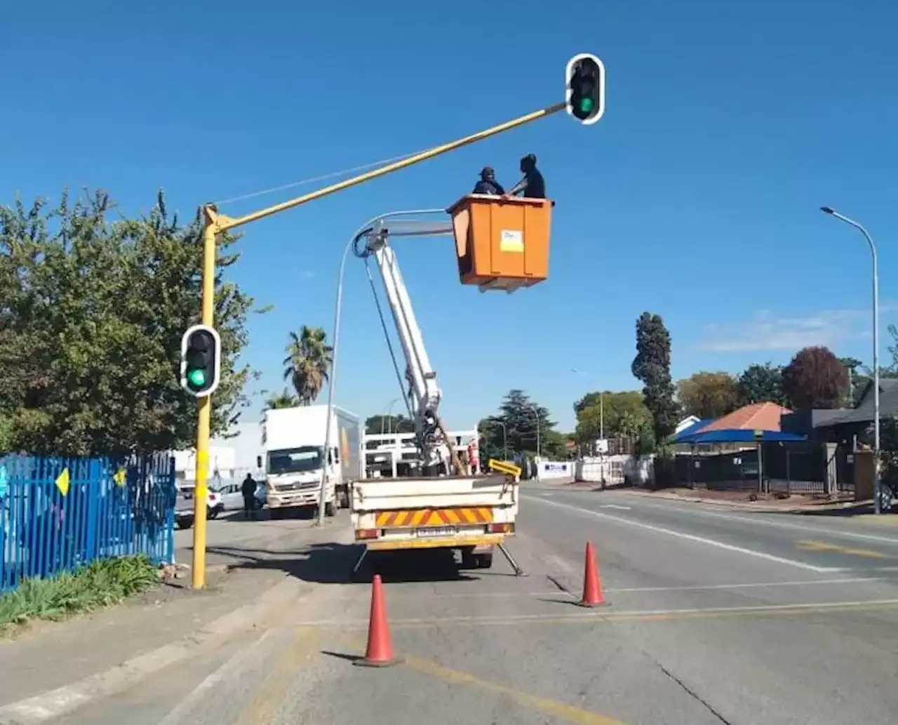 City Of Ekurhuleni Replaces Damaged Traffic Lights With Stop Signs To ...