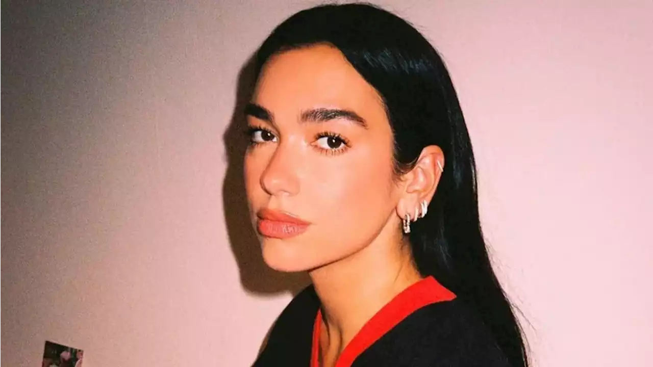 Dua Lipa salió a bailar en un escotadísimo body de terciopelo total black: “Buscando la pista más cercana“