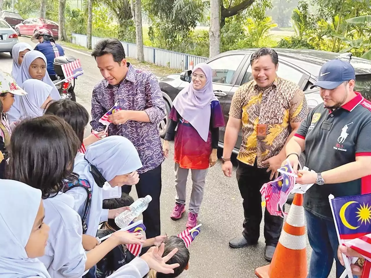 ADUN Kota Anggerik edar 400 Jalur Gemilang kepada sekolah, pengusaha pasar basah