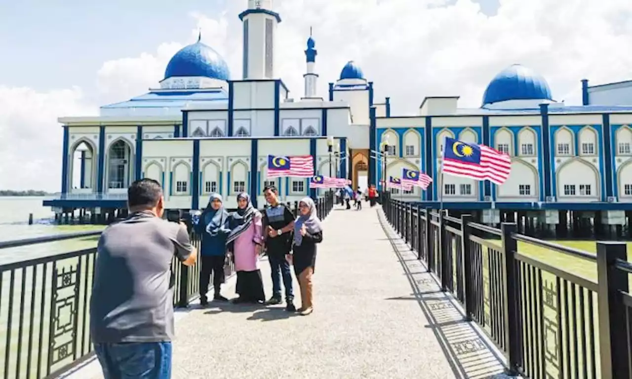 Jalur Gemilang berkibar di Masjid Tuminah Hamidi