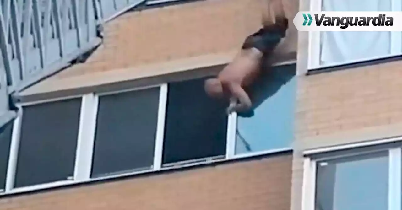 Video del aterrador momento en que un hombre sobrevive tras caer de un edificio