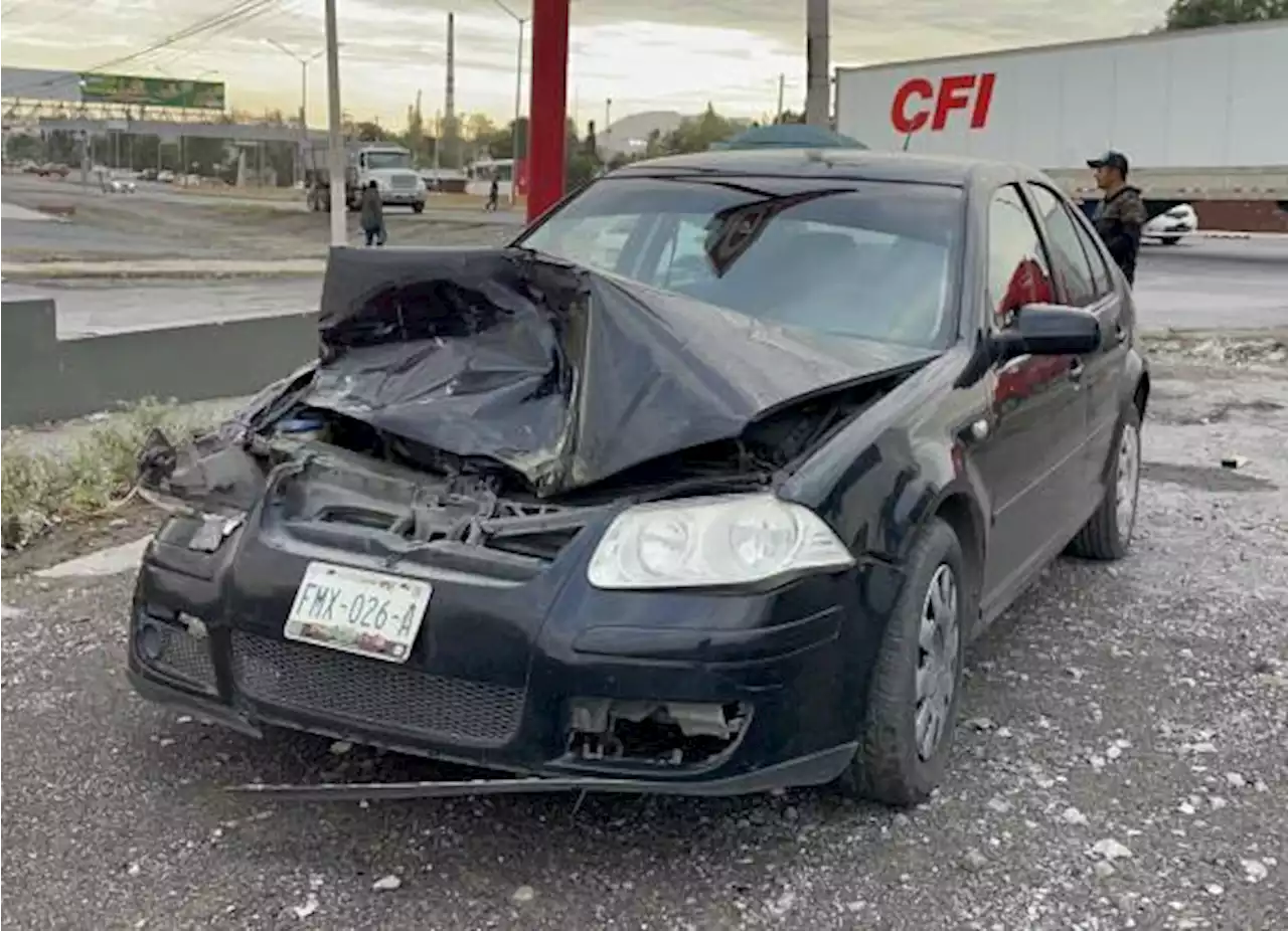 Distracción al volante provoca que automóvil termine ‘ensartado’ en transporte de personal en Saltillo