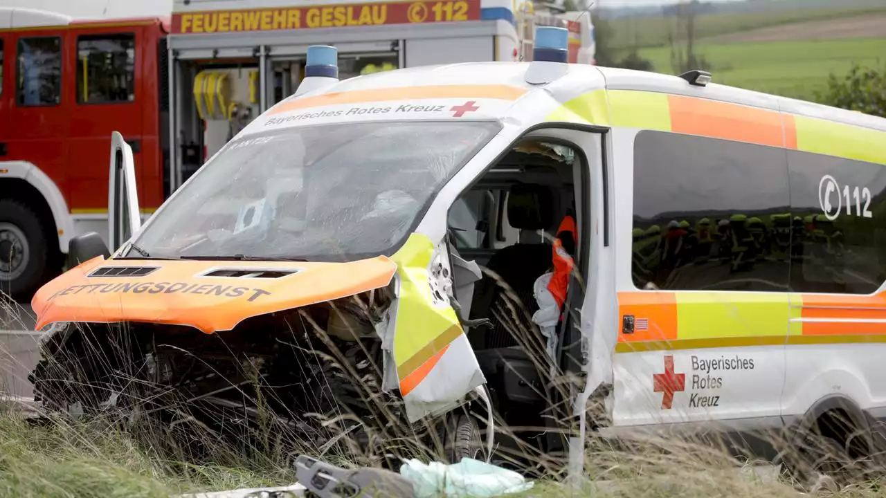 Krankenwagen gerät in Gegenverkehr: Drei Tote bei Unfall