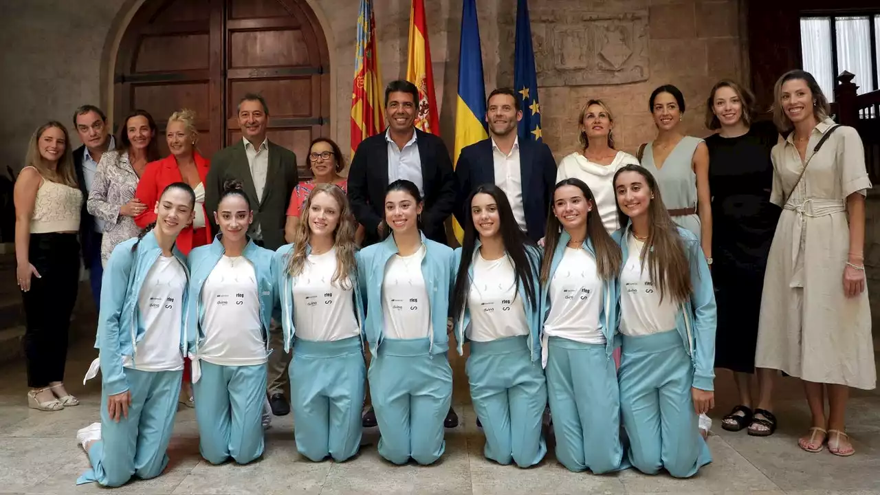 Polémica sexista por una foto de Carlos Mazón con gimnastas de rodillas