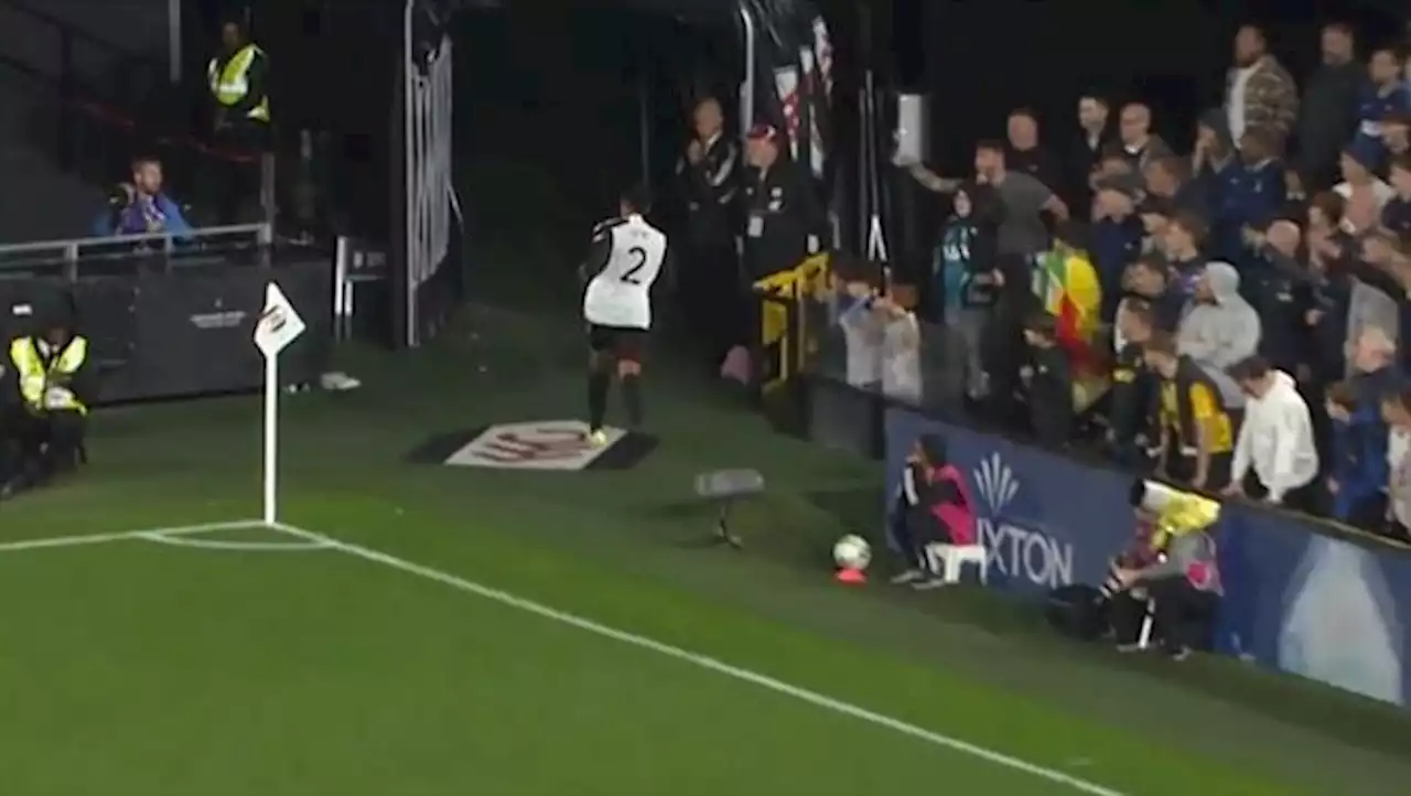 Defesa foi ao balneário trocar de chuteira e quando voltou tinha sofrido empate (vídeo) (Fulham)