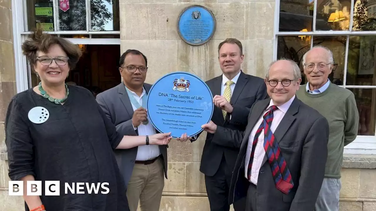 Cambridge pub's blue plaque replaced to recognise Rosalind Franklin