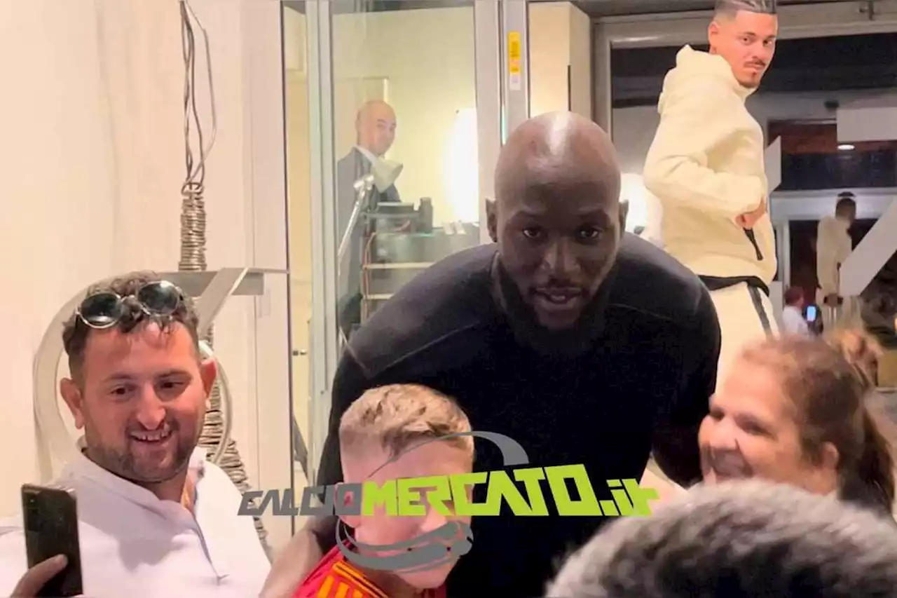 Roma, Lukaku torna in hotel: il gesto che fa felici i tifosi | VIDEO CM.IT