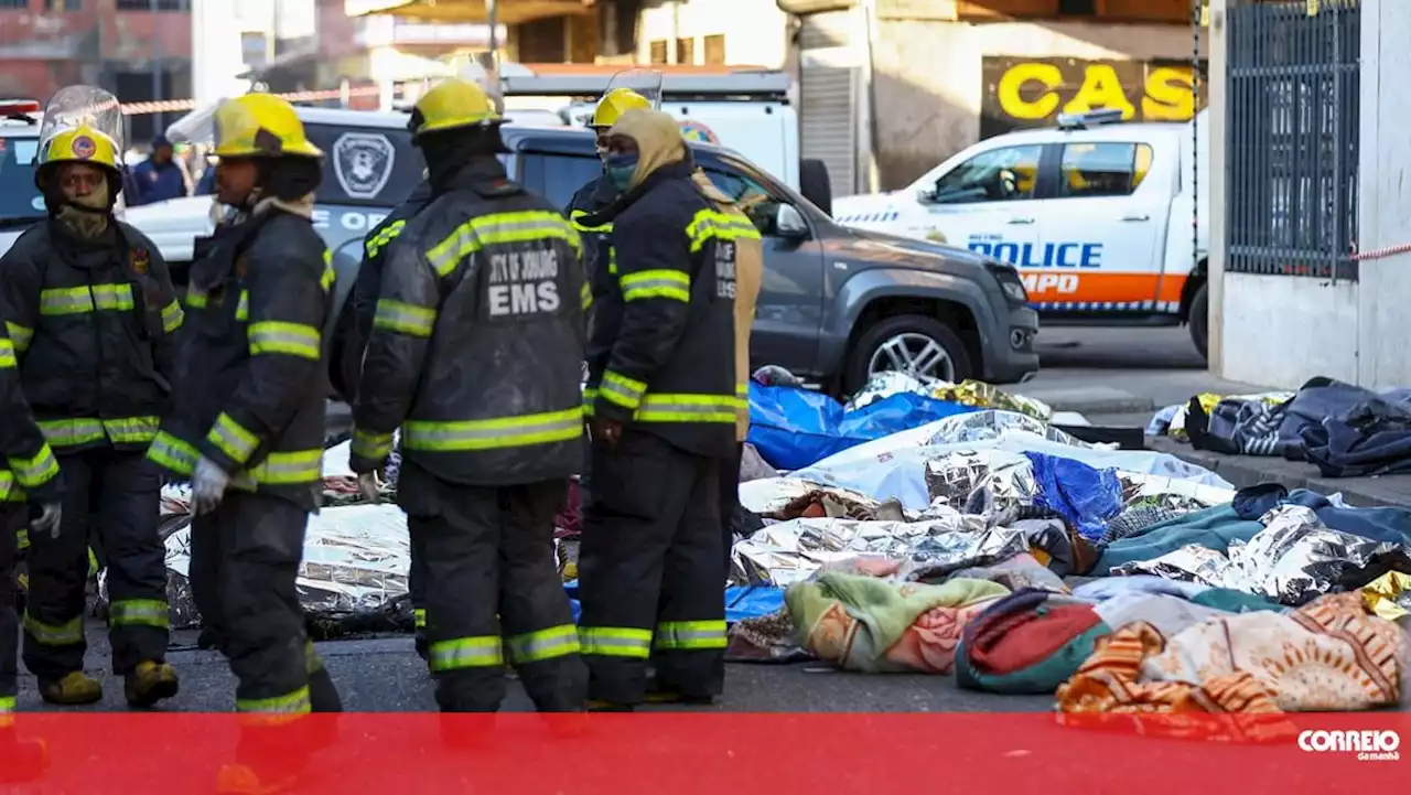 Sobe para 63 o número de mortos em incêndio num prédio em Joanesburgo. Uma criança entre as vítimas