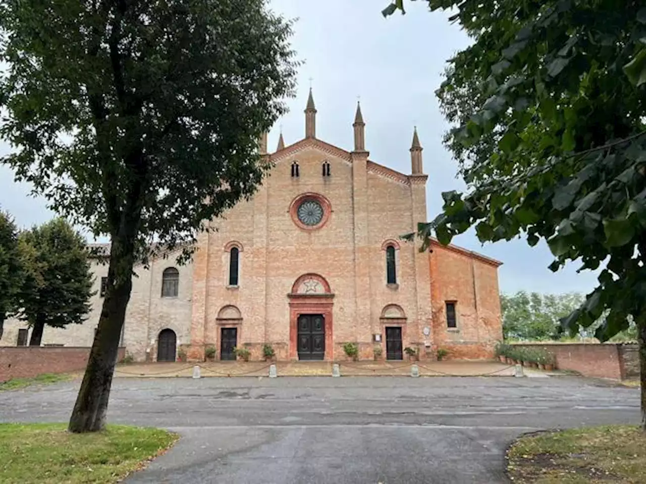 Piacenza, la chiesa chiude per mancanza di frati. Sgarbi: «È simbolo del Rinascimento, la tenga aperta lo Stato»