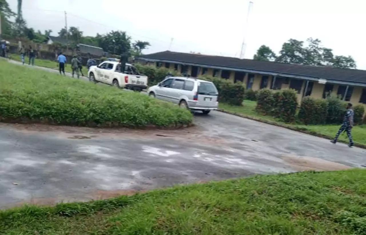 Alleged fund diversion: Armed policemen, thugs storm Ogun LG secretariat, chairman flees