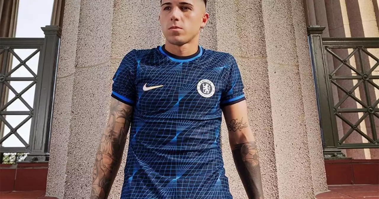 El Chelsea presentó su camiseta suplente con Enzo Fernández como modelo