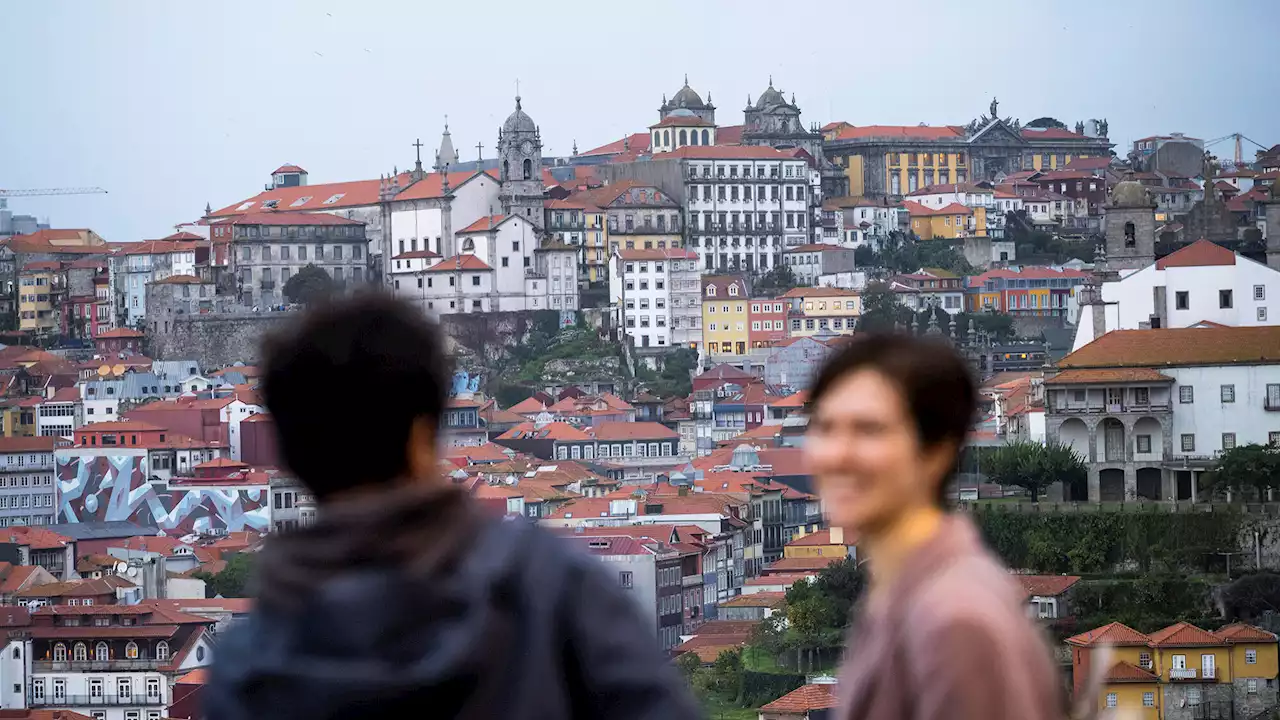 Dormidas de turistas residentes caem pelo segundo mês