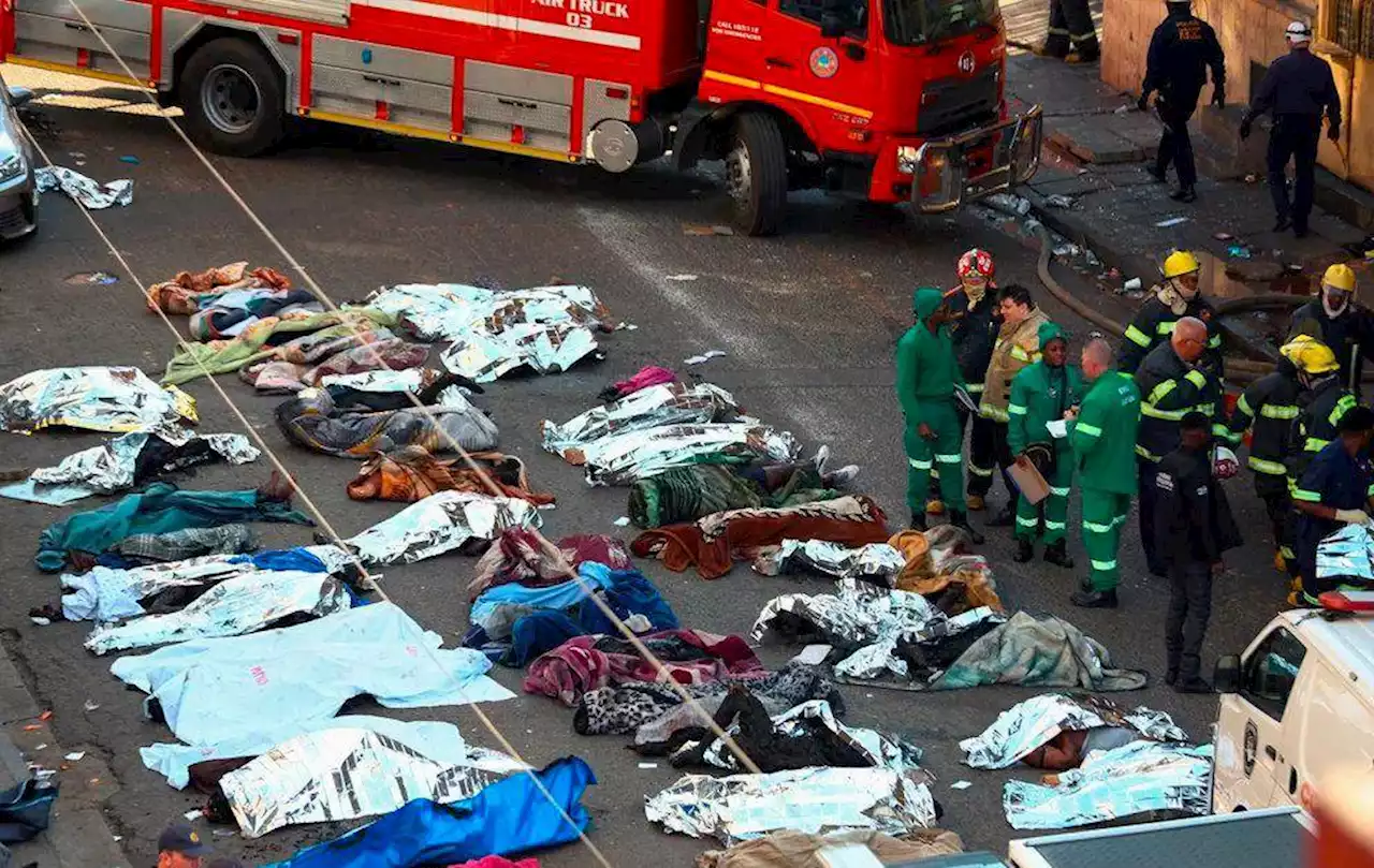 Incendio de edificio en Johannesburgo deja 73 muertos, entre ellos 7 niños