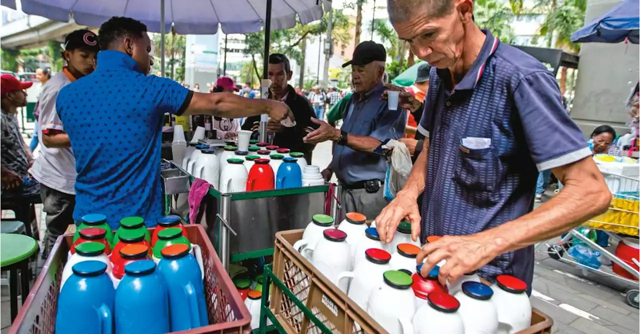 Un día en el “negocito” del centro de Medellín que vende 8.000 tintos al día