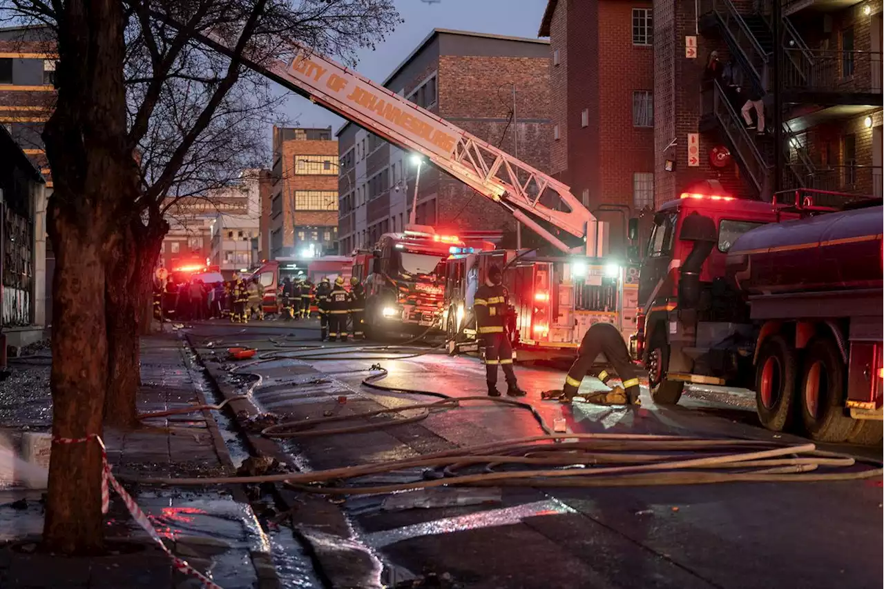 Al menos 52 muertos y 43 heridos en un incendio en un edificio del centro de Johannesburgo