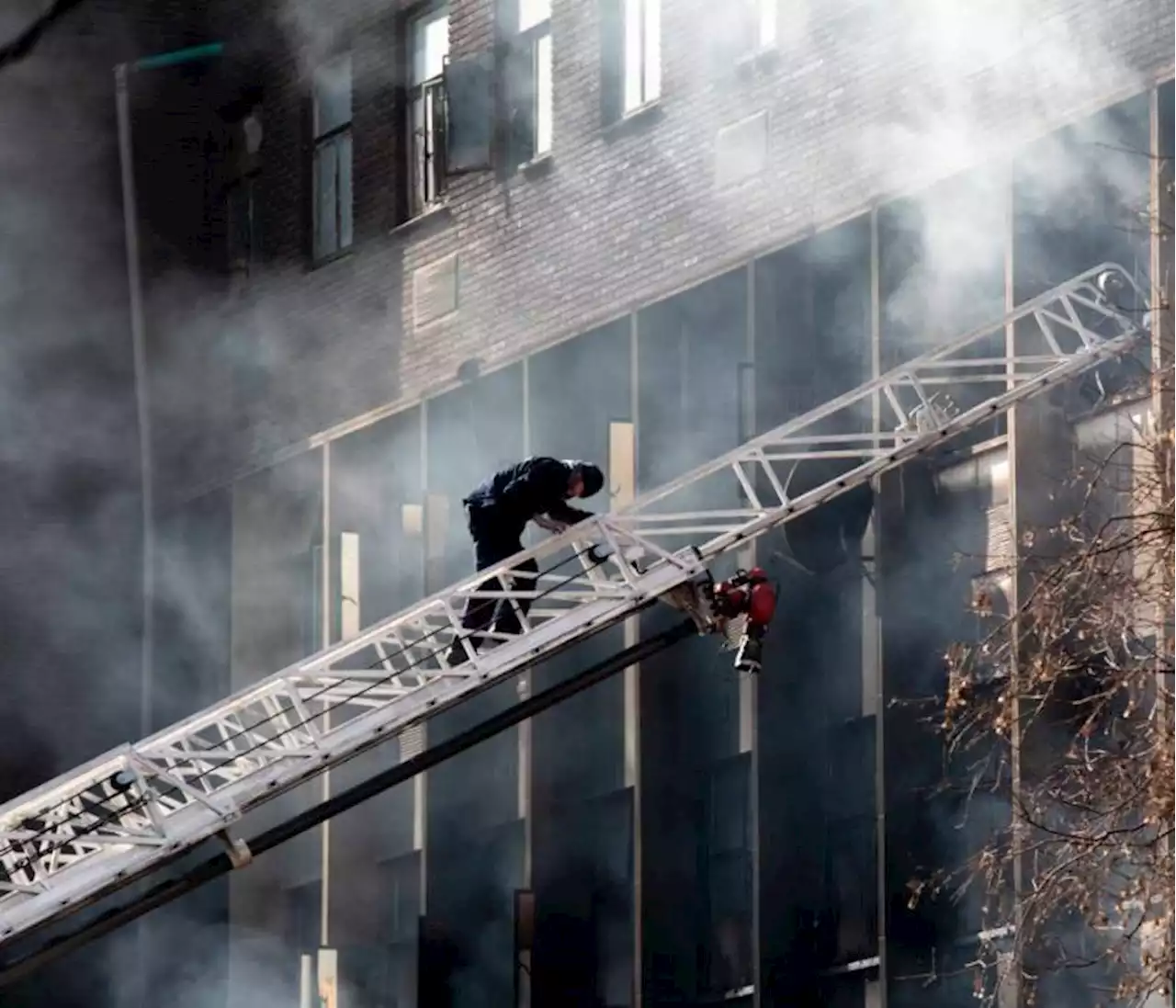 Video: 73 personas murieron en incendio de un edificio en Johannesburgo