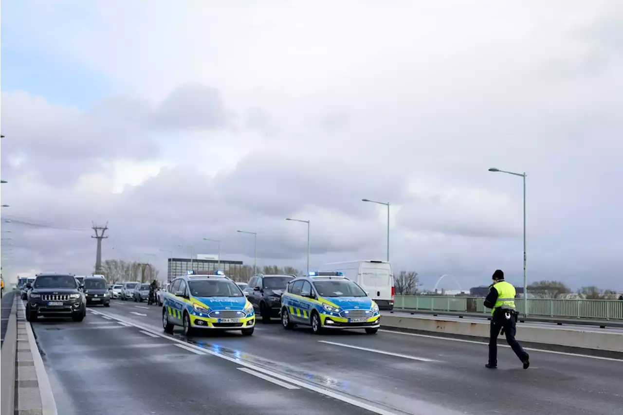 Zwei Verletzte: Sperrung nach Lkw-Crash auf Kölner Brücke – Berufsverkehr gerät ins Stocken