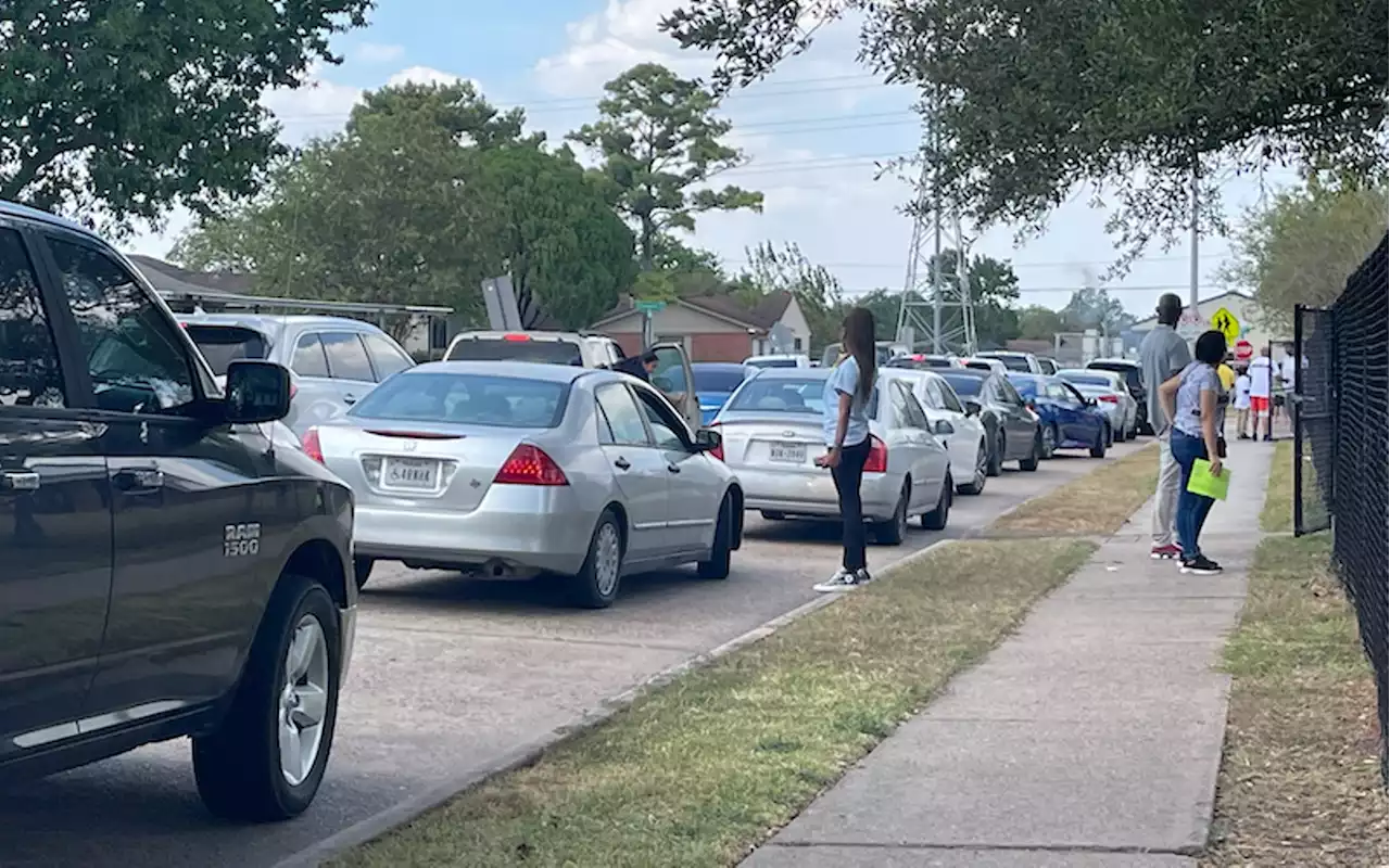 Superintendent Miles Assesses Day 2 of HISD Classes