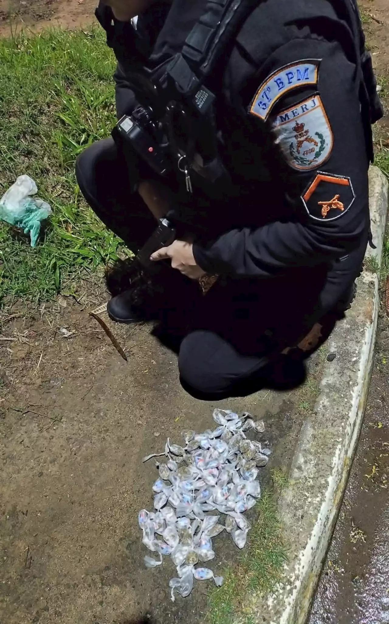 Polícia Militar apreende trouxinhas de maconha em terreno baldio | Porto Real