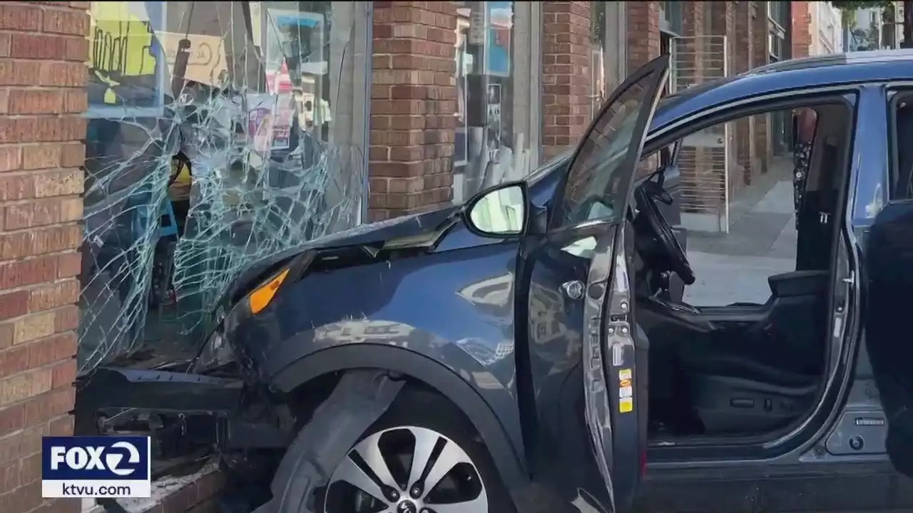 Kids seen running from stolen SUV that crashed into Oakland art center