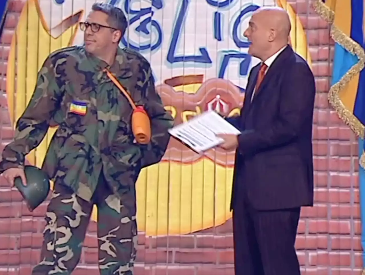 Max Pisu è Tarcisio in versione soldato a 'Zelig Circus' 2003