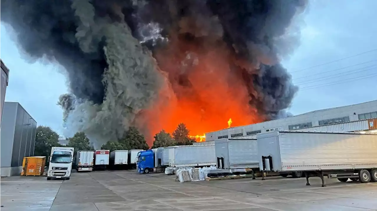 Brand in Lagerhalle - Feuerwehr muss sich ins Innere kämpfen