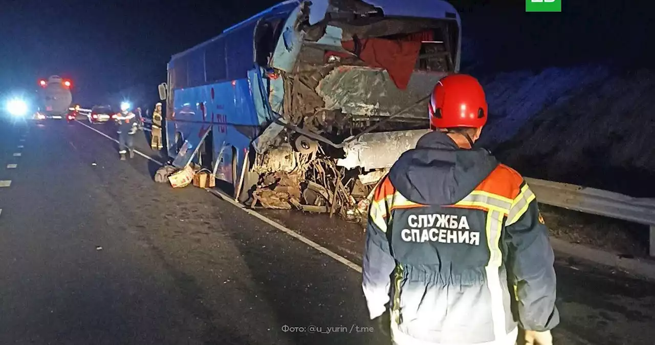 Фура врезалась в междугородний автобус в Саратове, есть погибшие