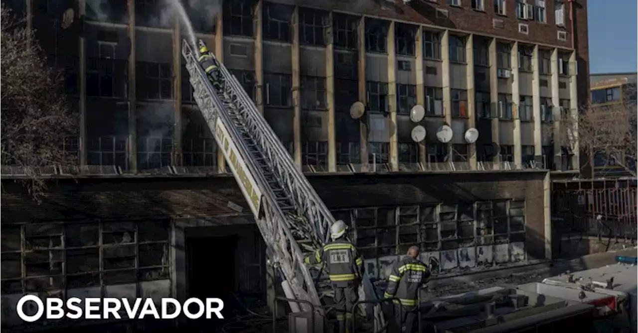 Incêndio em prédio de cinco andares provoca 52 mortos em Joanesburgo