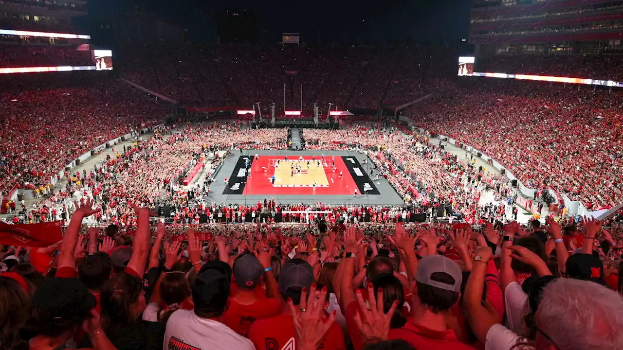 Etats-Unis: l'image incroyable de l'entrée de volleyeuses devant 92.000 personnes, record d'affluence pour un événement sportif féminin