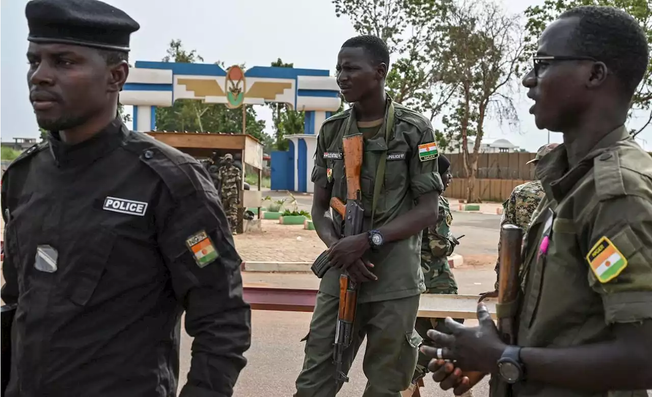 Niger : la police doit venir expulser l’ambassadeur français, l’armée « prête à répondre » avertit Paris