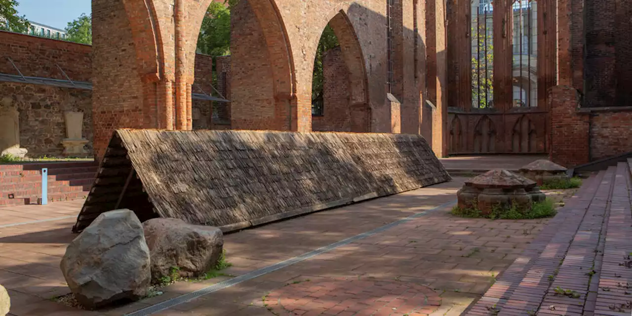 Kunstinstallation in Mitte: Ein Dach für die Ruine