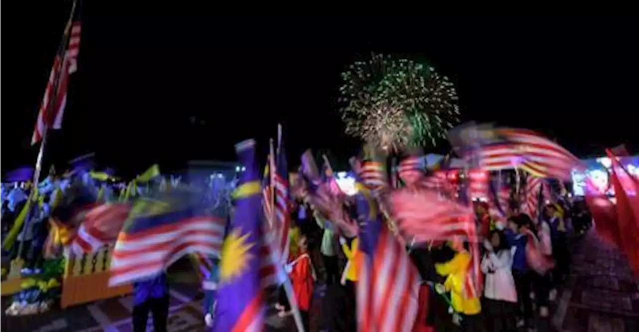 Sambutan Hari Kebangsaan di ‘Mini Putrajaya Perlis’ meriah bermandikan lampu warna-warni