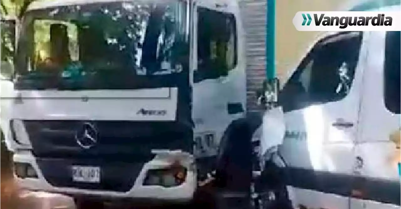 | Aparatoso choque entre buseta y camión en la vía entre Curos y Pescadero deja varios heridos