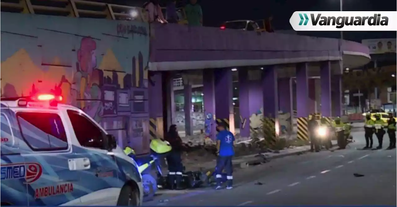 Terrible accidente: motociclista cayó desde un puente de gran altura