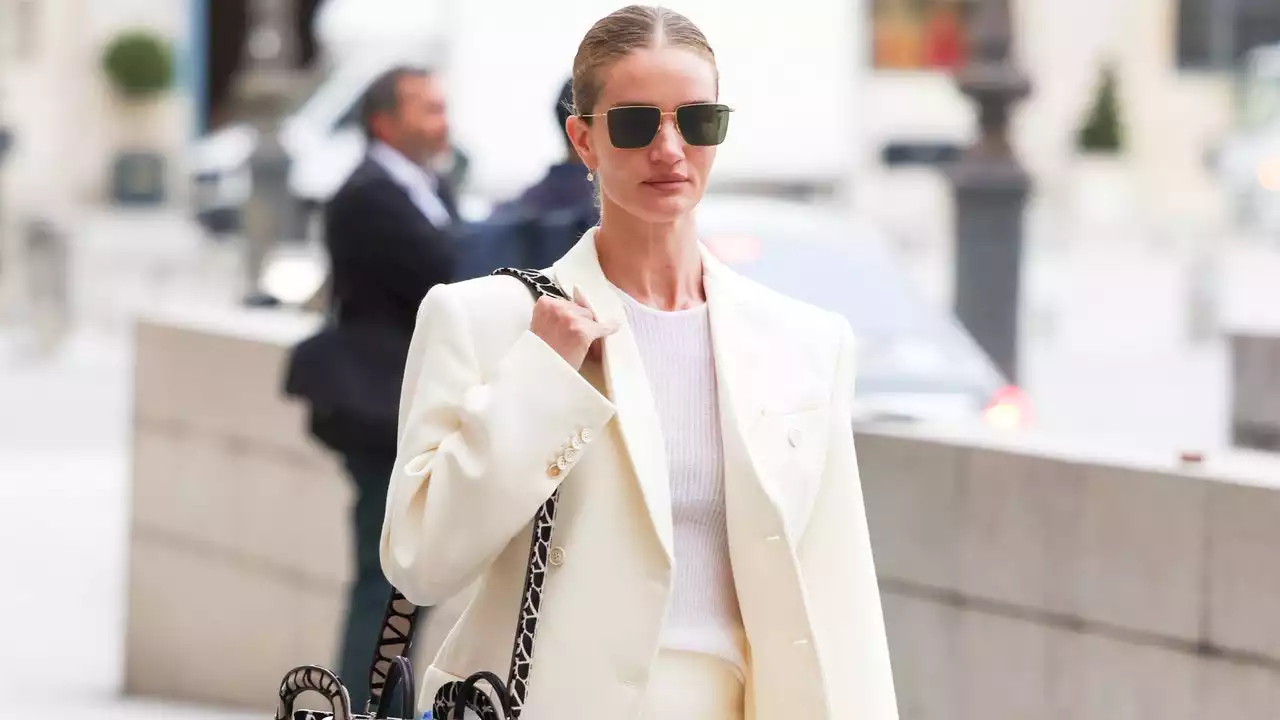 Rosie Huntington-Whiteley calque le chic français à Paris